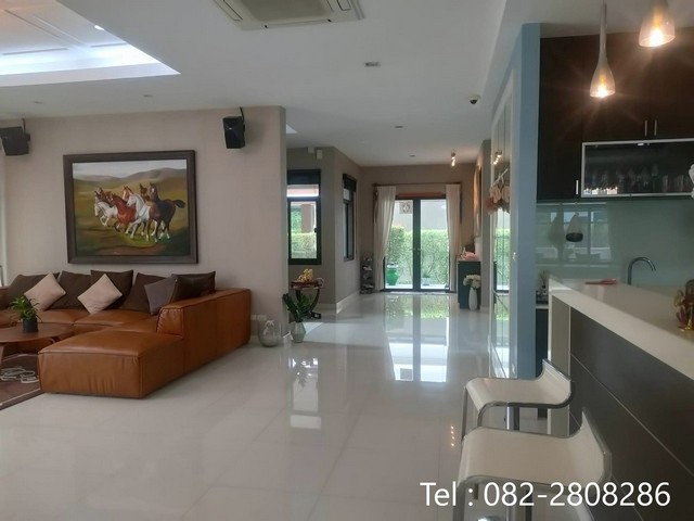 ขายบ้านเดี่ยว 2 ชั้นขนาดใหญ่สไตล์โมเดิร์นที่เน้นการออกแบบและพื้นที่ใช้สอยอย่างลงตัว  เขตหนองแขม กรุงเทพมหานคร