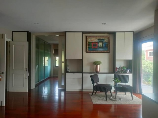 ขายบ้านเดี่ยว 2 ชั้นขนาดใหญ่สไตล์โมเดิร์นที่เน้นการออกแบบและพื้นที่ใช้สอยอย่างลงตัว  เขตหนองแขม กรุงเทพมหานคร