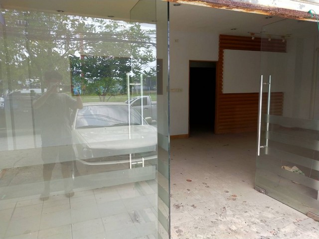 ขายที่ดินพร้อมตึก 2 คูหา 52 ตารางวา มีโฉนด  ต.บ้านนา อ.เมืองชุมพร จ.ชุมพร