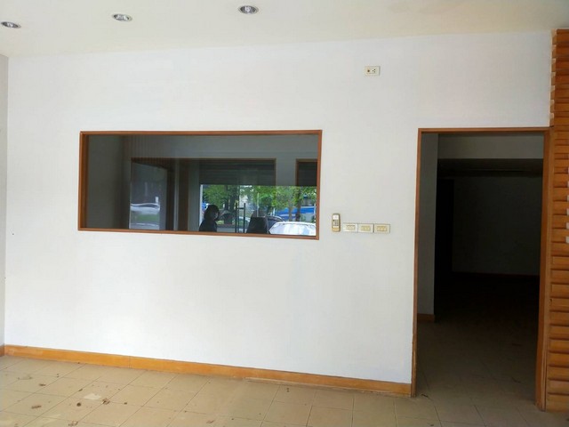 ขายที่ดินพร้อมตึก 2 คูหา 52 ตารางวา มีโฉนด  ต.บ้านนา อ.เมืองชุมพร จ.ชุมพร