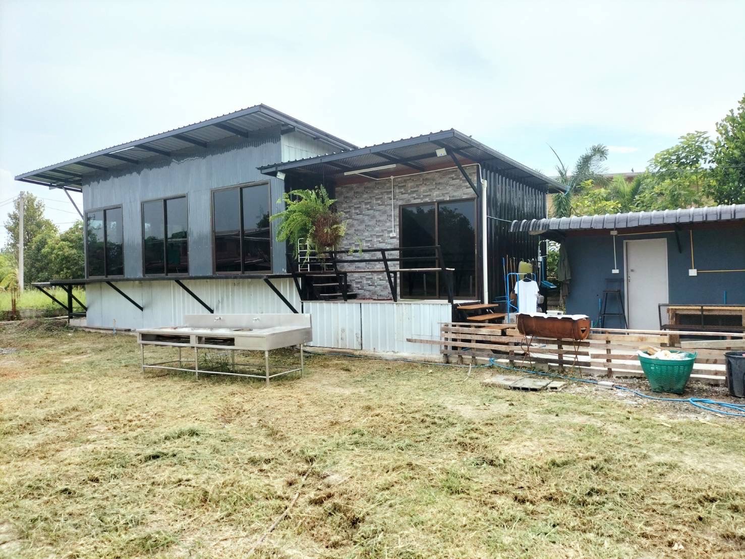 ขายที่ดินพร้อมสิ่งปลูกสร้าง ที่ถมแล้ว น้ำ-ไฟ พร้อม