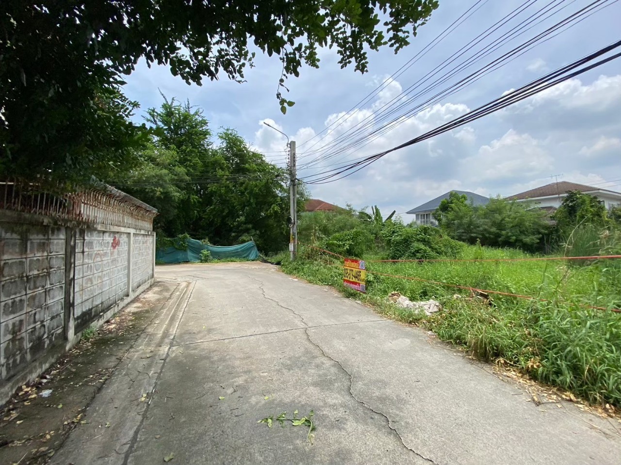 ขายด่วน ที่ดินใกล้ รฟฟ.สายสีชมพู 92  ตารางวา แปลงมุม ติดถนนคอนกรีตสาธารณะ รามอินทรา 65 แยก 2-4 กทม.