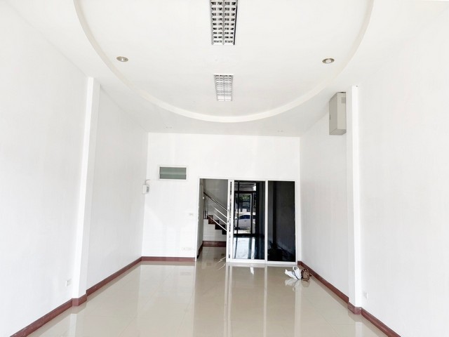 ขายอาคารพานิชย์ 2 ชั้น 1 คูหา ติดถนน 4 เลน ถนนแจ้งสนิท ทางไปยโสธร ข้าง สหกรณ์การเกษตรอำเภอเสลภูมิ จ.ร้อยเอ็ด