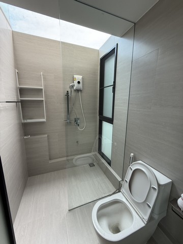 ปล่อยให้เช่า Vive2 กรุงเทพกรีฑา ติดโรงเรียนเวลลิงตั้น เดินไปได้  ปล่อยเช่า 350,000  บาทต่อเดือน ขาย 49 ล้านบาท กรุงเทพมหานคร 