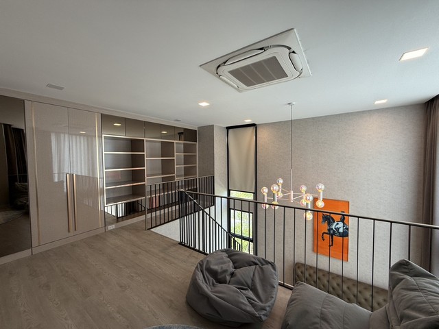 ปล่อยให้เช่า Vive2 กรุงเทพกรีฑา ติดโรงเรียนเวลลิงตั้น เดินไปได้  ปล่อยเช่า 350,000  บาทต่อเดือน ขาย 49 ล้านบาท กรุงเทพมหานคร 