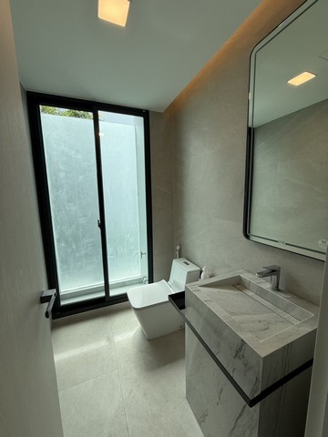 ปล่อยให้เช่า Vive2 กรุงเทพกรีฑา ติดโรงเรียนเวลลิงตั้น เดินไปได้  ปล่อยเช่า 350,000  บาทต่อเดือน ขาย 49 ล้านบาท กรุงเทพมหานคร 