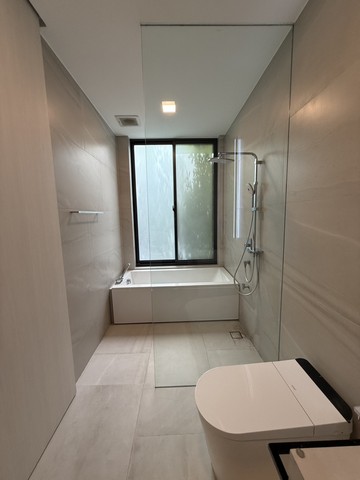 ปล่อยให้เช่า Vive2 กรุงเทพกรีฑา ติดโรงเรียนเวลลิงตั้น เดินไปได้  ปล่อยเช่า 350,000  บาทต่อเดือน ขาย 49 ล้านบาท กรุงเทพมหานคร 