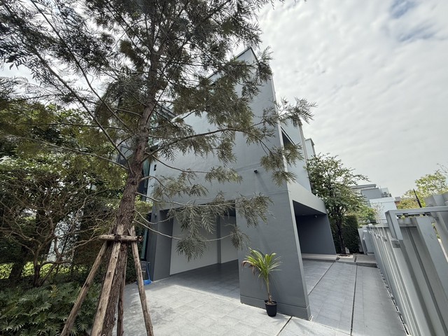 ปล่อยให้เช่า Vive2 กรุงเทพกรีฑา ติดโรงเรียนเวลลิงตั้น เดินไปได้  ปล่อยเช่า 350,000  บาทต่อเดือน ขาย 49 ล้านบาท กรุงเทพมหานคร 