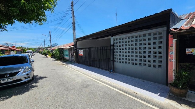 ขายทาวน์เฮ้าส์รีโนเวทใหม่ทั้งหลัง ที่ดิน 30 ตารางวา พื้นที่ใช้สอย 120 ตารางเมตร ชลบุรี