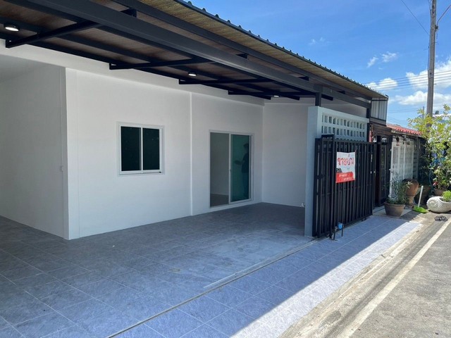 ขายทาวน์เฮ้าส์รีโนเวทใหม่ทั้งหลัง ที่ดิน 30 ตารางวา พื้นที่ใช้สอย 120 ตารางเมตร ชลบุรี