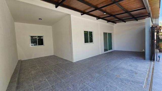 ขายทาวน์เฮ้าส์รีโนเวทใหม่ทั้งหลัง ที่ดิน 30 ตารางวา พื้นที่ใช้สอย 120 ตารางเมตร ชลบุรี