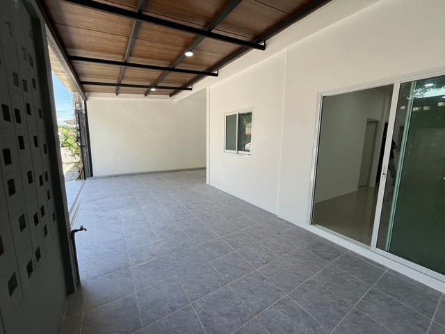 ขายทาวน์เฮ้าส์รีโนเวทใหม่ทั้งหลัง ที่ดิน 30 ตารางวา พื้นที่ใช้สอย 120 ตารางเมตร ชลบุรี