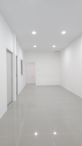 ขายทาวน์เฮ้าส์รีโนเวทใหม่ทั้งหลัง ที่ดิน 30 ตารางวา พื้นที่ใช้สอย 120 ตารางเมตร ชลบุรี