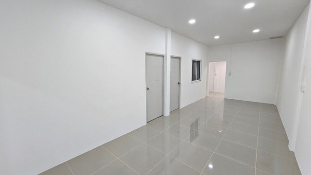 ขายทาวน์เฮ้าส์รีโนเวทใหม่ทั้งหลัง ที่ดิน 30 ตารางวา พื้นที่ใช้สอย 120 ตารางเมตร ชลบุรี