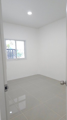 ขายทาวน์เฮ้าส์รีโนเวทใหม่ทั้งหลัง ที่ดิน 30 ตารางวา พื้นที่ใช้สอย 120 ตารางเมตร ชลบุรี