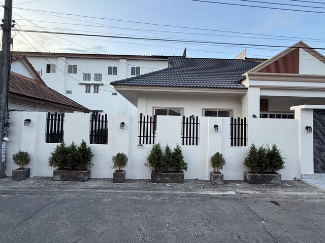 บ้านเดี๋ยวโซนถลาง   บ้านสวยอบอุ่นมีสวนข้างบ้าน ตำบลศรีสุนทร  อำเภอถลาง  จังหวัดภูเก็ต