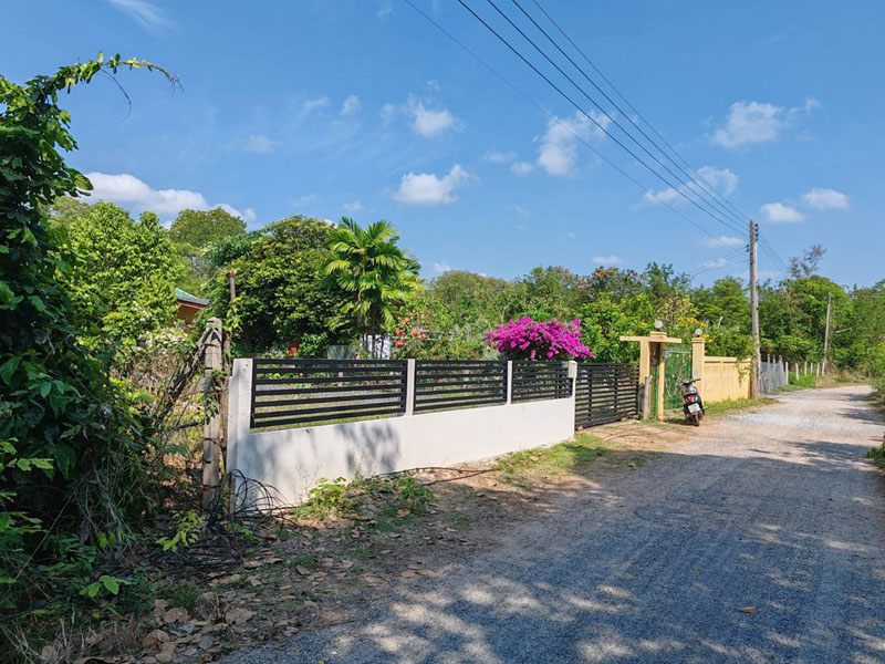 ขายด่วนบ้าน ที่ดิน พร้อมเฟอร์นิเจอร์ ใกล้ชายหาด สวนสน บ้านเพ ระยอง เพียง 150 เมตร พื้นที่ทั้งหมด 194 ตารางวา