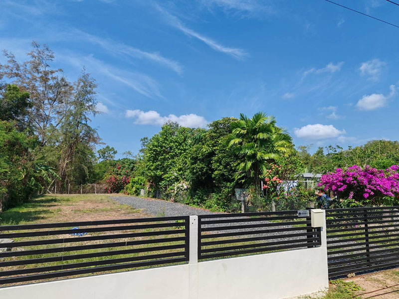 ขายด่วนบ้าน ที่ดิน พร้อมเฟอร์นิเจอร์ ใกล้ชายหาด สวนสน บ้านเพ ระยอง เพียง 150 เมตร พื้นที่ทั้งหมด 194 ตารางวา