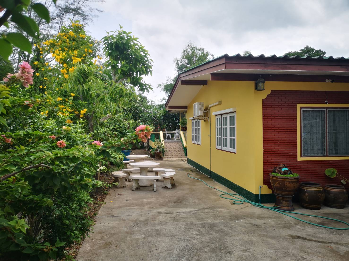 ขายด่วนบ้าน ที่ดิน พร้อมเฟอร์นิเจอร์ ใกล้ชายหาด สวนสน บ้านเพ ระยอง เพียง 150 เมตร พื้นที่ทั้งหมด 194 ตารางวา