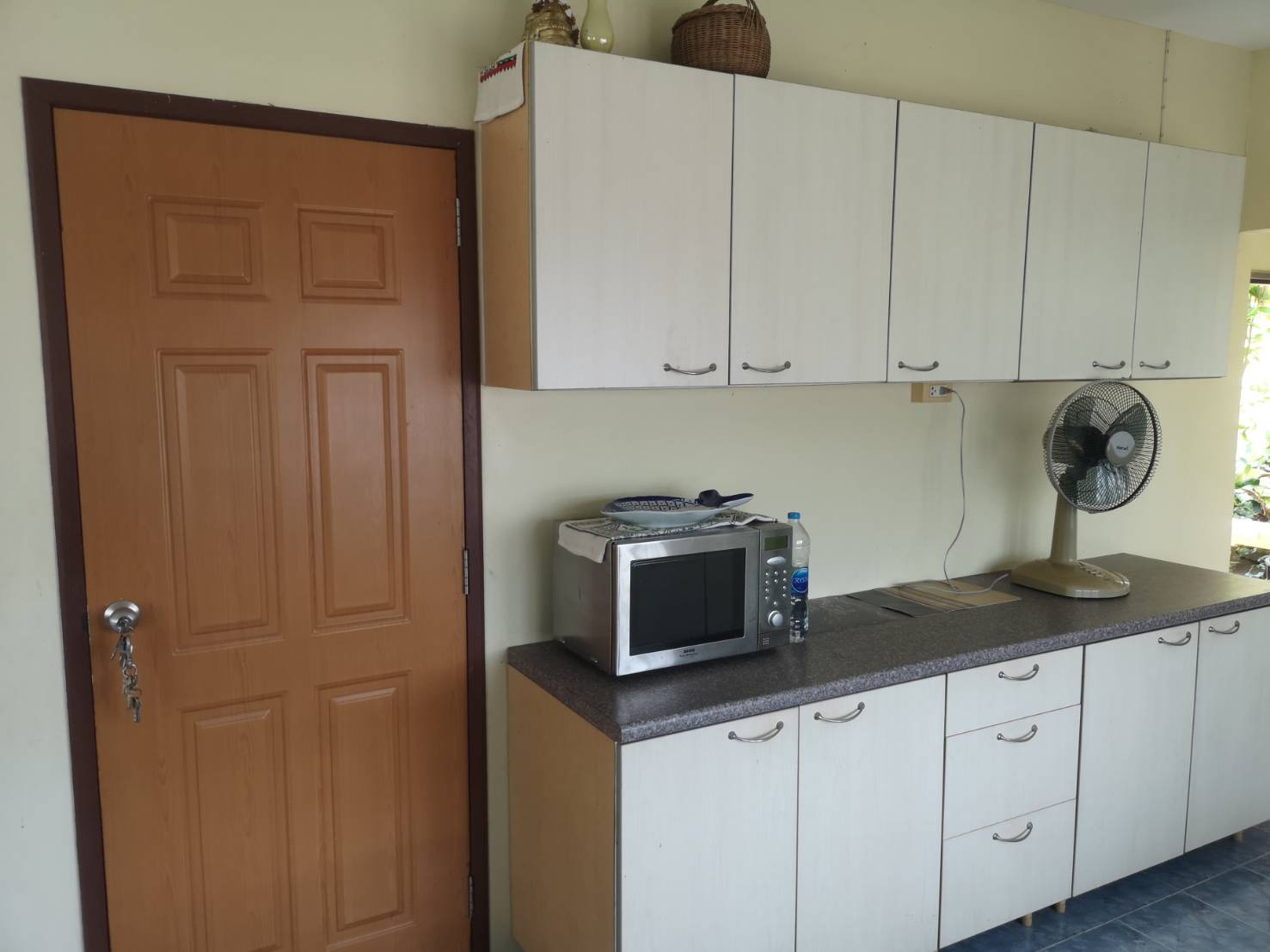 ขายด่วนบ้าน ที่ดิน พร้อมเฟอร์นิเจอร์ ใกล้ชายหาด สวนสน บ้านเพ ระยอง เพียง 150 เมตร พื้นที่ทั้งหมด 194 ตารางวา