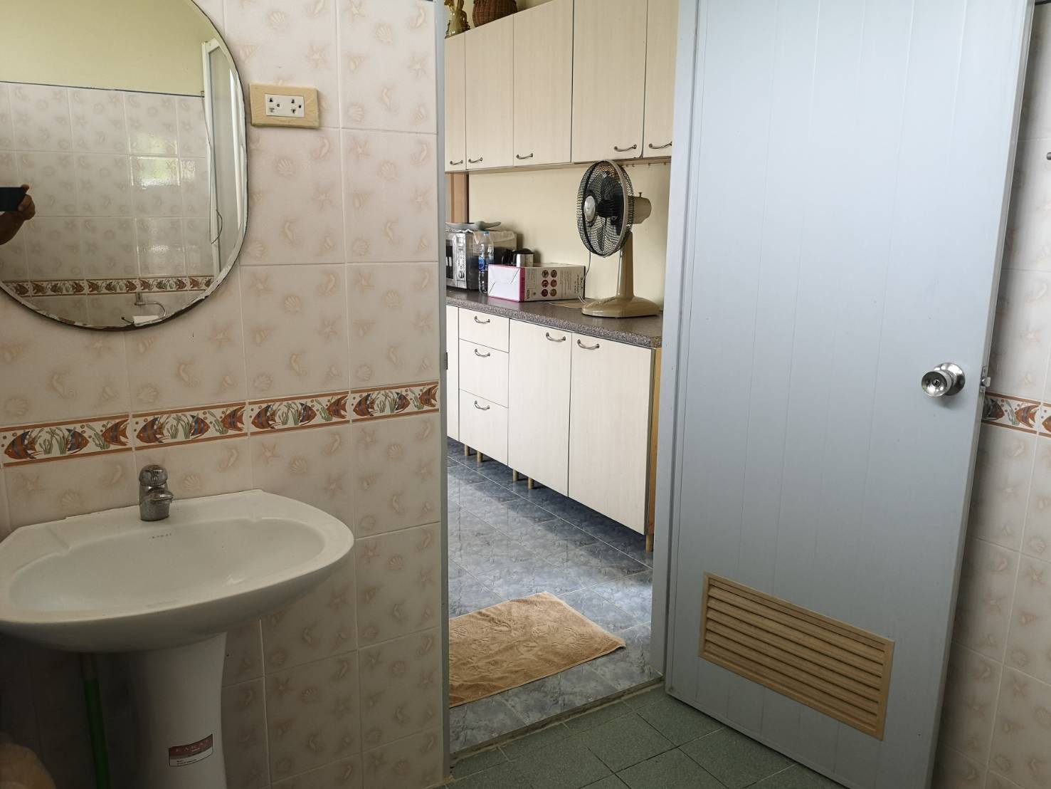 ขายด่วนบ้าน ที่ดิน พร้อมเฟอร์นิเจอร์ ใกล้ชายหาด สวนสน บ้านเพ ระยอง เพียง 150 เมตร พื้นที่ทั้งหมด 194 ตารางวา