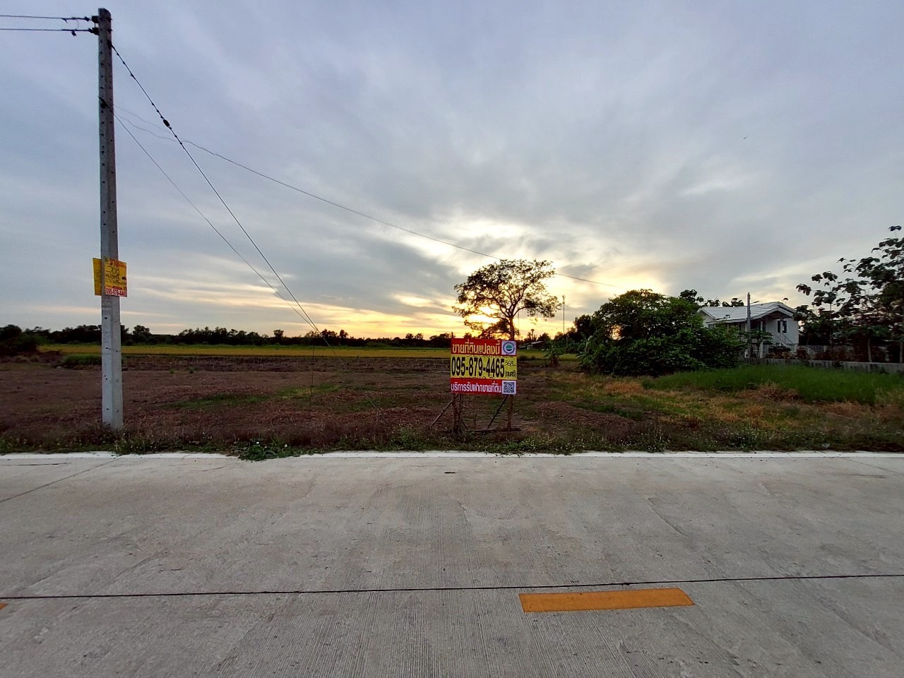 ขายด่วน ที่ดินติดถนนเลียบคลองห้า 368 ตารางวา ติดถนนคอนกรีตสาธารณะ  อ.คลองหลวง จ.ปทุมธานี