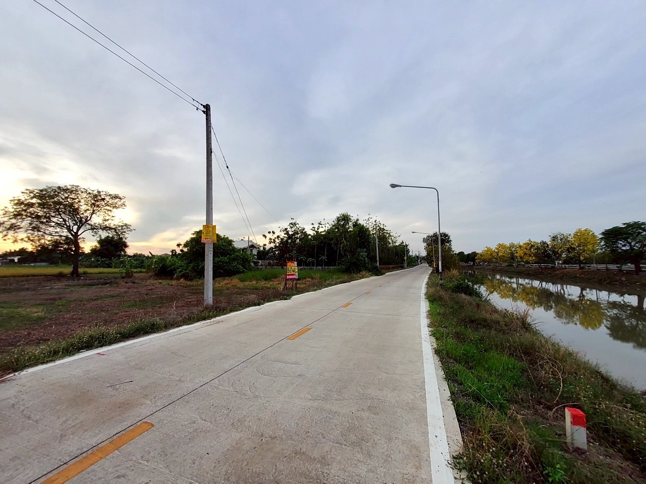 ขายด่วน ที่ดินติดถนนเลียบคลองห้า 368 ตารางวา ติดถนนคอนกรีตสาธารณะ  อ.คลองหลวง จ.ปทุมธานี