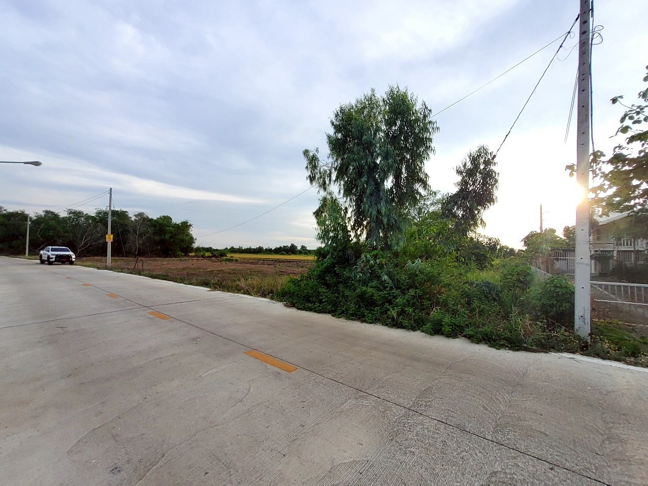 ขายด่วน ที่ดินติดถนนเลียบคลองห้า 368 ตารางวา ติดถนนคอนกรีตสาธารณะ  อ.คลองหลวง จ.ปทุมธานี