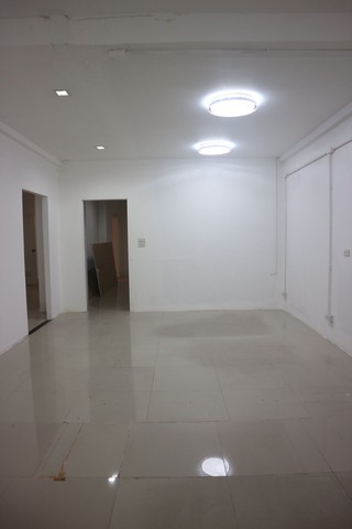 ขายอาคารพาณิชย์ 2 คูหา 3 ชั้นครึ่ง  ตำบลบางบัวทอง อำเภอบางบัวทอง นนทบุรี 