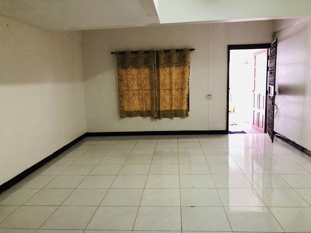 ขายทาวน์เฮ้าส์ 2 ชั้น 18.8 ตร.วา หมู่บ้านเย็นสุข ลาดพร้าว 87 แยก 8 แขวงคลองเจ้าคุณสิงห์ เขตวังทองหลาง กรุงเทพ   ที่ตั้ง : หมู่บ้านเย็นสุข ลาดพร้าว 87 แยก 8 แขวงคลองเ