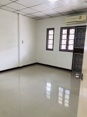 ขายทาวน์เฮ้าส์ 2 ชั้น 18.8 ตร.วา หมู่บ้านเย็นสุข ลาดพร้าว 87 แยก 8 แขวงคลองเจ้าคุณสิงห์ เขตวังทองหลาง กรุงเทพ   ที่ตั้ง : หมู่บ้านเย็นสุข ลาดพร้าว 87 แยก 8 แขวงคลองเ