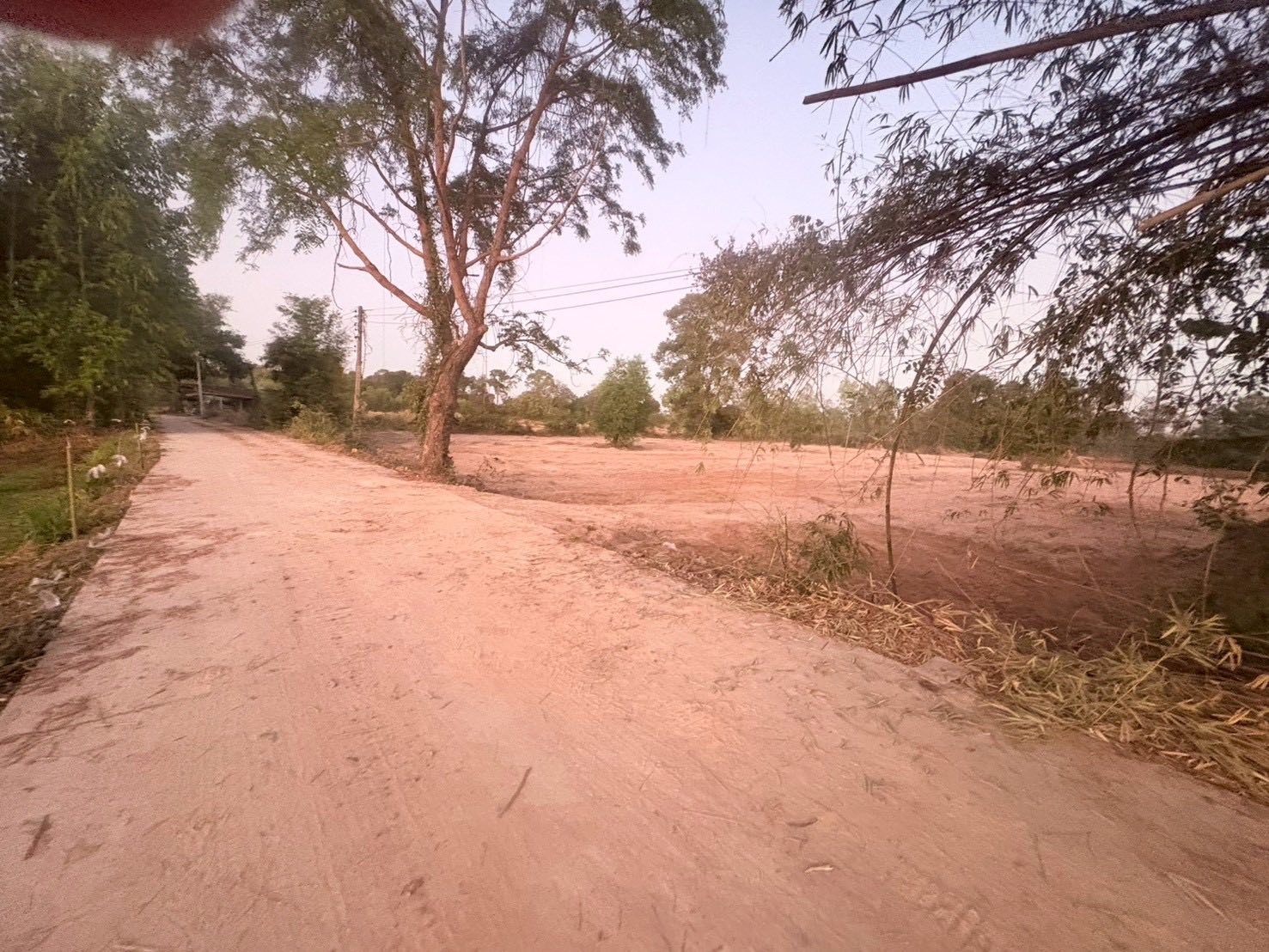 ที่ดินเปล่ามีเอกสารสิทธิ์โฉนดครุฑแดง 6 ไร่ 1 งาน 10 ตารางวา ยโสธร  ขนาดที่ดิน : 6 ไร่ 1 งาน 10 ตารางวา  ที่ตั้ง : ต.น้ำคำใหญ่ อ.เมืองยโสธร จ.ยโสธร พิกัด : https://ma