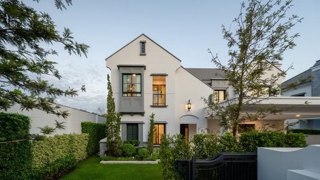 บ้านหรูหลังมุม สไตล์ฝรั่งเศส ใจกลางย่าน New 