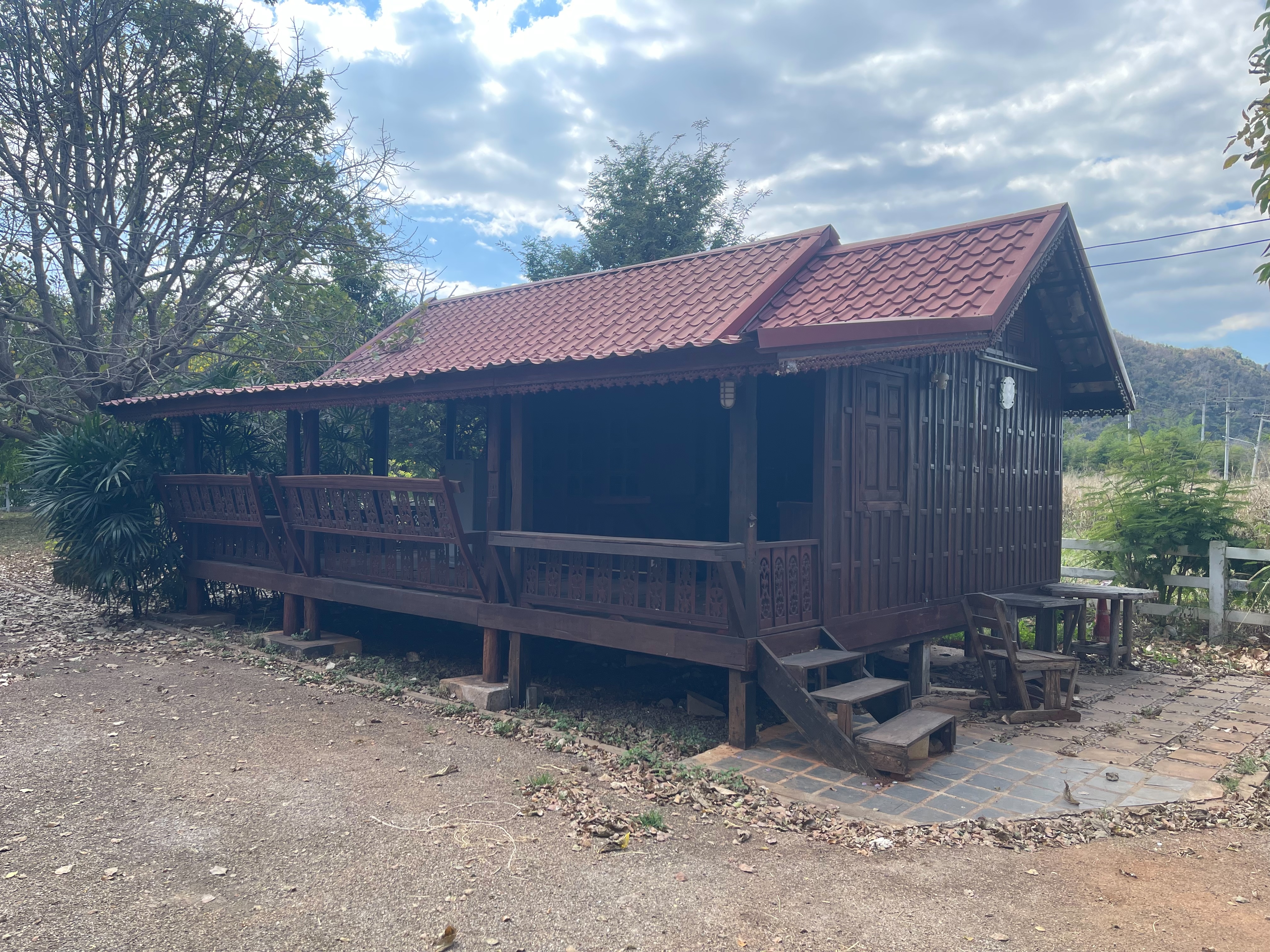 ขายที่ดินพร้อมบ้านพักตากอากาศ ทำเลทอง หนองน้ำแดง เขาใหญ่ นครราชสีมา