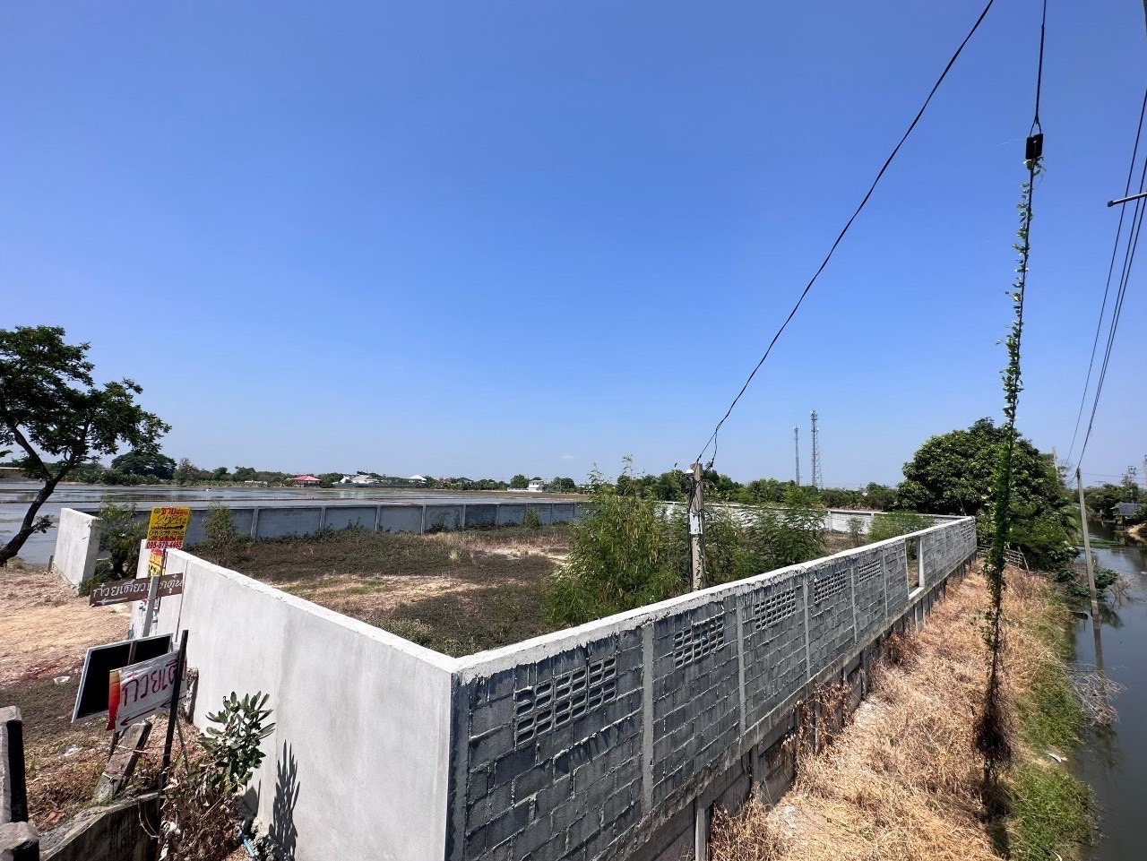 ลดทันที 1 ลบ. ขายที่ดินติดคลองนายหลีก 258.9 ตารางวา ถมและล้อมรั้วคอนกรีตแล้ว  อ.บางบัวทอง จ.นนทบุรี