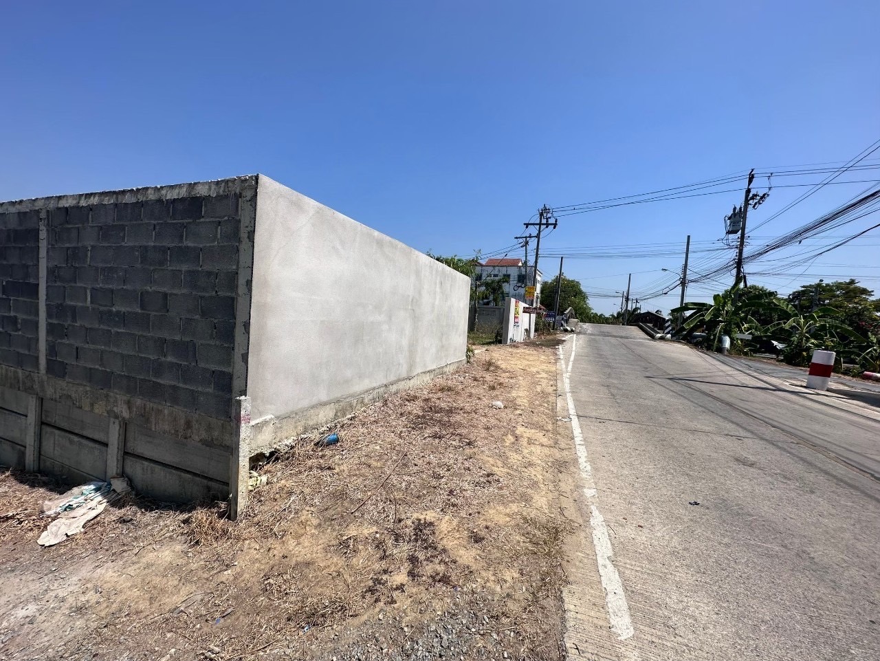 ลดทันที 1 ลบ. ขายที่ดินติดคลองนายหลีก 258.9 ตารางวา ถมและล้อมรั้วคอนกรีตแล้ว  อ.บางบัวทอง จ.นนทบุรี