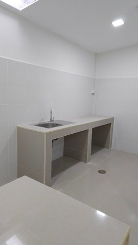 ทาวน์เฮ้าส์รีโนเวทใหม่ทั้งหลัง  พิกัด นาป่า-ท้องคุ้ง ชลบุรี