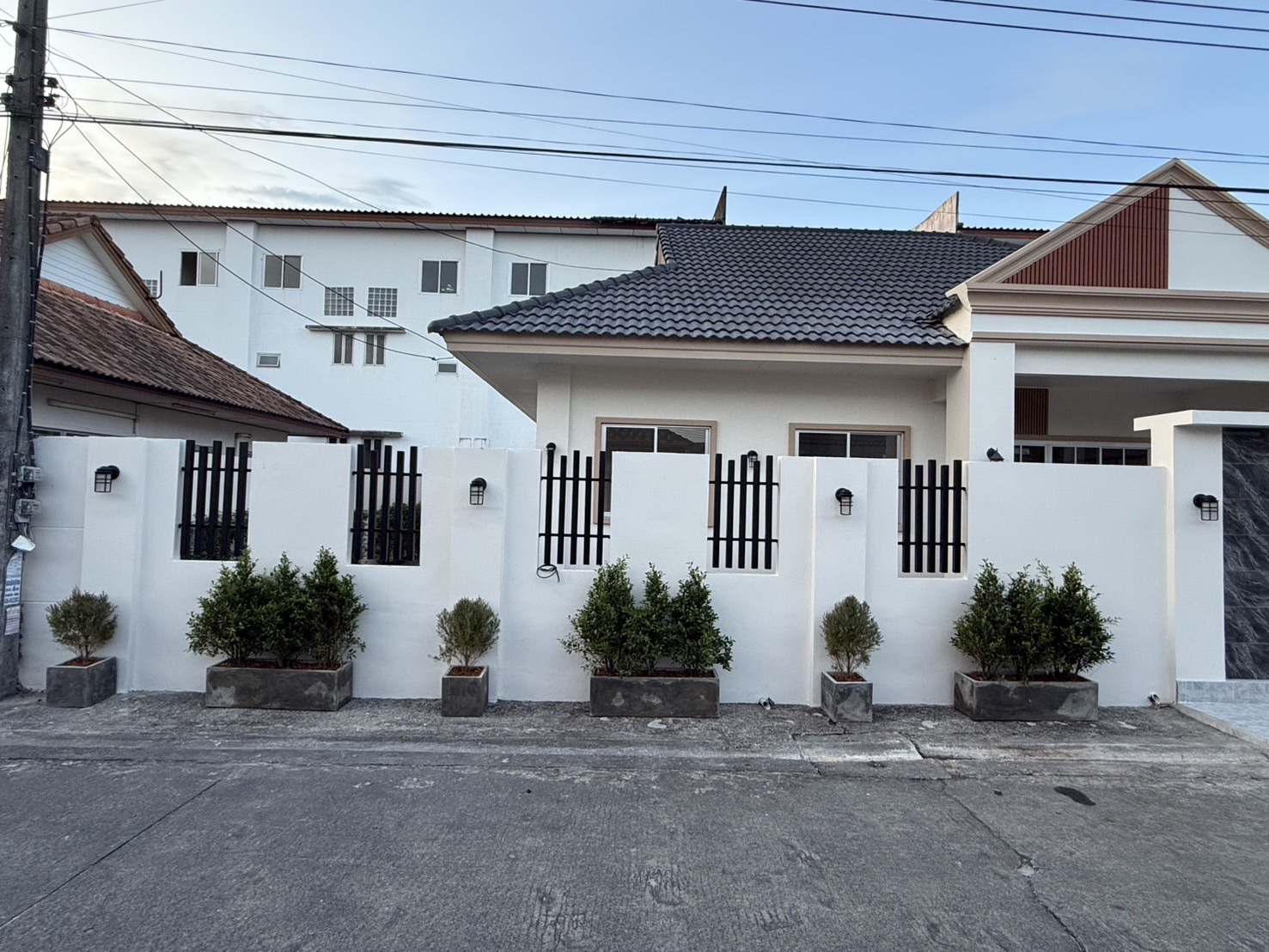 ขายที่ดิน 48 ตร.วา ริมถนนตัดใหม่ เทียนทะเล-แสมดำ กรุงเทพมหานคร  ที่ตั้ง :  แขวงท่าข้าม เขตบางขุนเทียน กรุงเทพมหานคร  ขนาดที่ดิน :  48 ตารางวา  รายละเอียด ที่ดิน 48 ต
