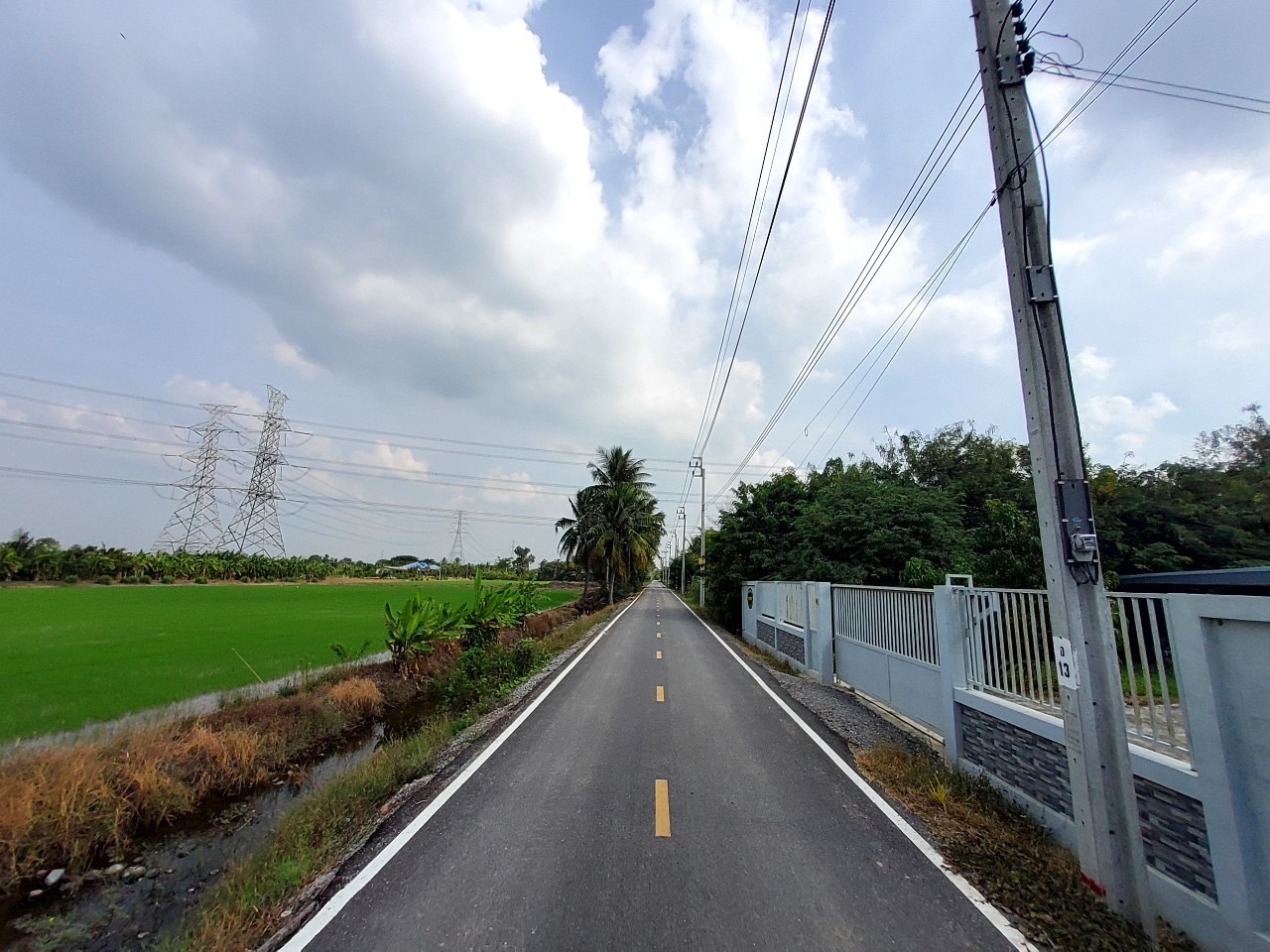 ขายด่วน ที่ดินผังสีม่วงไทรใหญ่ 6 ไร่เศษ(แบ่งได้) ติดถนนลาดยางสาธารณะ ถนน 3015 อ.ไทรน้อย นนทบุรี