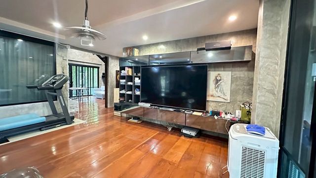 ขายบ้านหรู 3 ชั้นพร้อมเฟอร์นิเจอร์สุดคุ้มค่า  ติดถนนใจกลางทำเลทองแม่ริม เชียงใหม่   ที่ตั้ง : ต.แม่ริมใต้ อ.แม่ริม จ.เชียงใหม่ (ใกล้ๆ โรงแรมระดับ 5 ดาว)  ขนาดพื้นที่