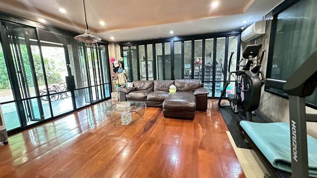 ขายบ้านหรู 3 ชั้นพร้อมเฟอร์นิเจอร์สุดคุ้มค่า  ติดถนนใจกลางทำเลทองแม่ริม เชียงใหม่   ที่ตั้ง : ต.แม่ริมใต้ อ.แม่ริม จ.เชียงใหม่ (ใกล้ๆ โรงแรมระดับ 5 ดาว)  ขนาดพื้นที่