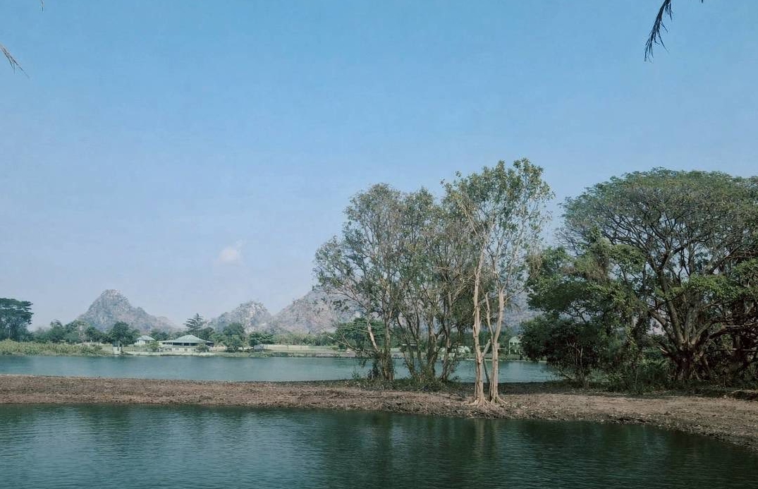 ขายที่ดิน ริมน้ำในเมืองโอกาสแบบนี้ไม่ได้มีบ่อย — แปลงใหญ่ วิวภูเขา ติดแม่น้ำแควน้อย