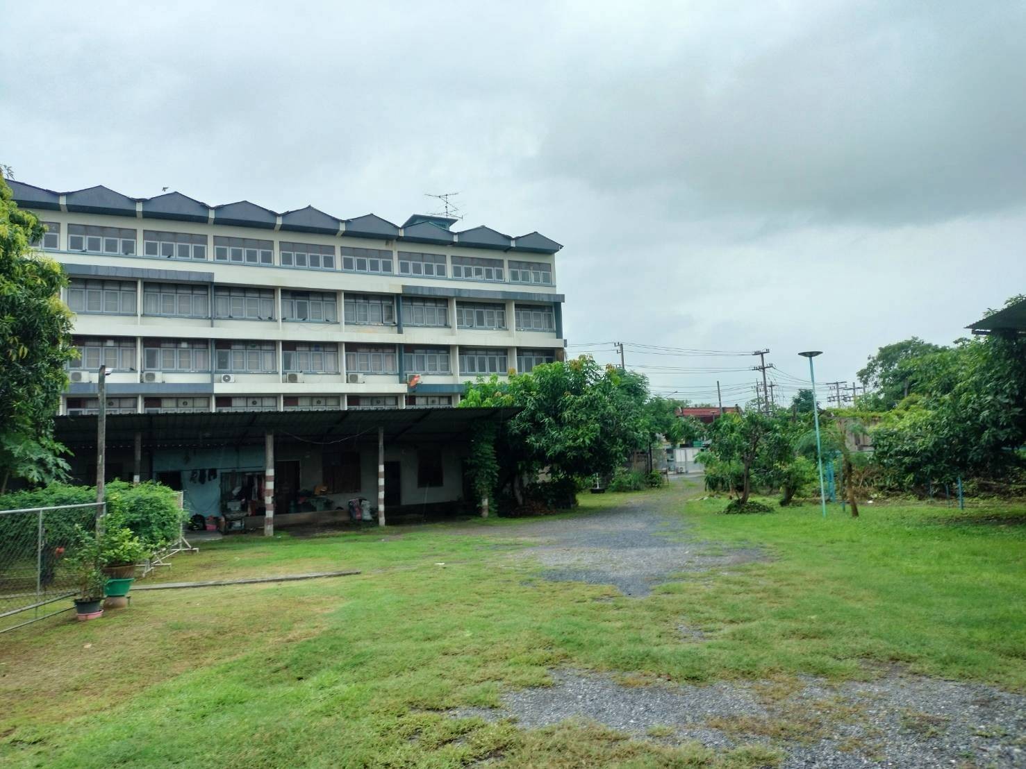 ขายกิจการโรงแรมแห่งเดียวที่ติดถนนสายหลักจำนวน 3 ไร่ ใจกลางเมืองนครนายก