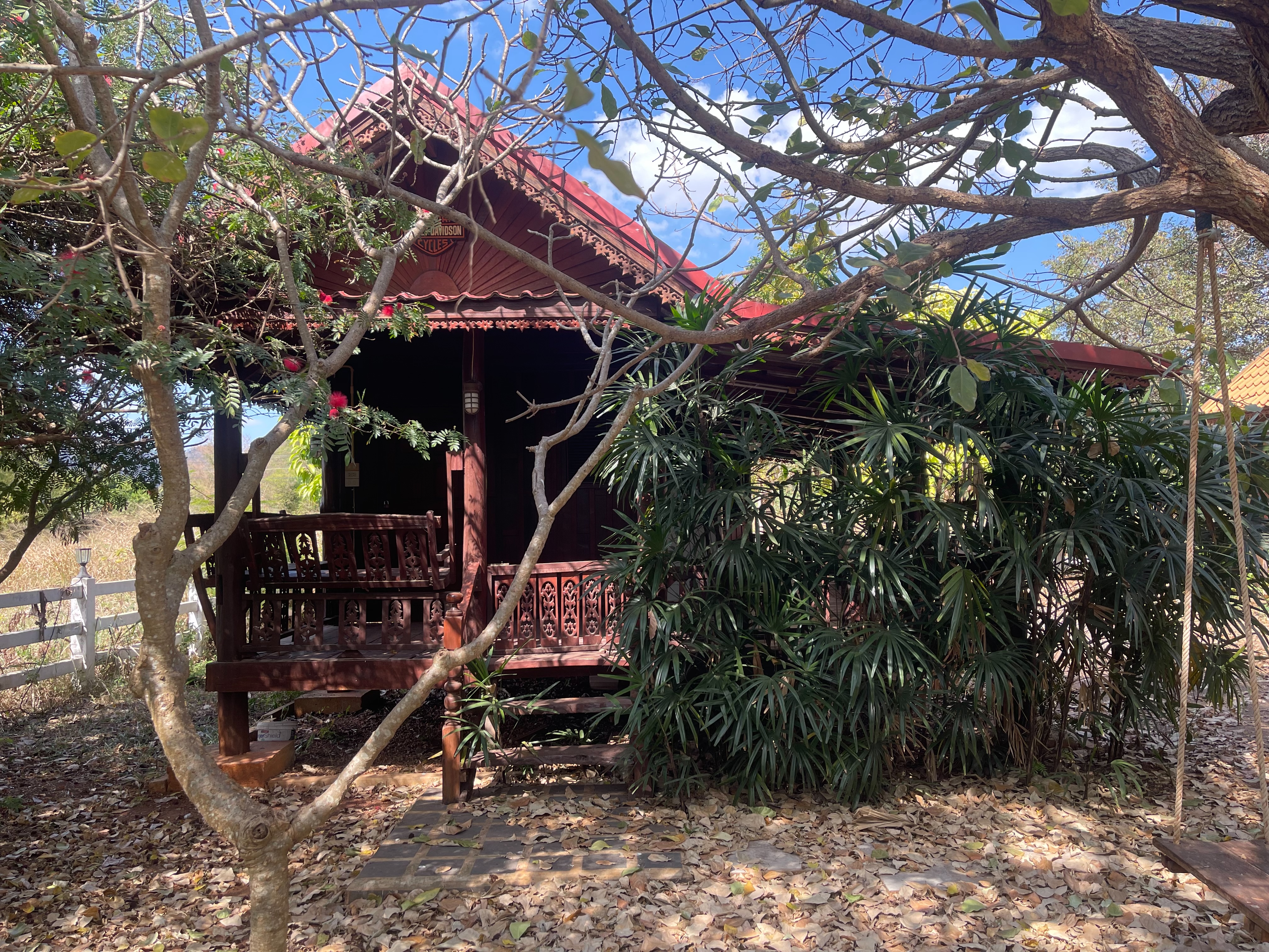 ขายที่ดินพร้อมบ้านพักตากอากาศ ทำเลทอง หนองน้ำแดง เขาใหญ่ นครราชสีมา