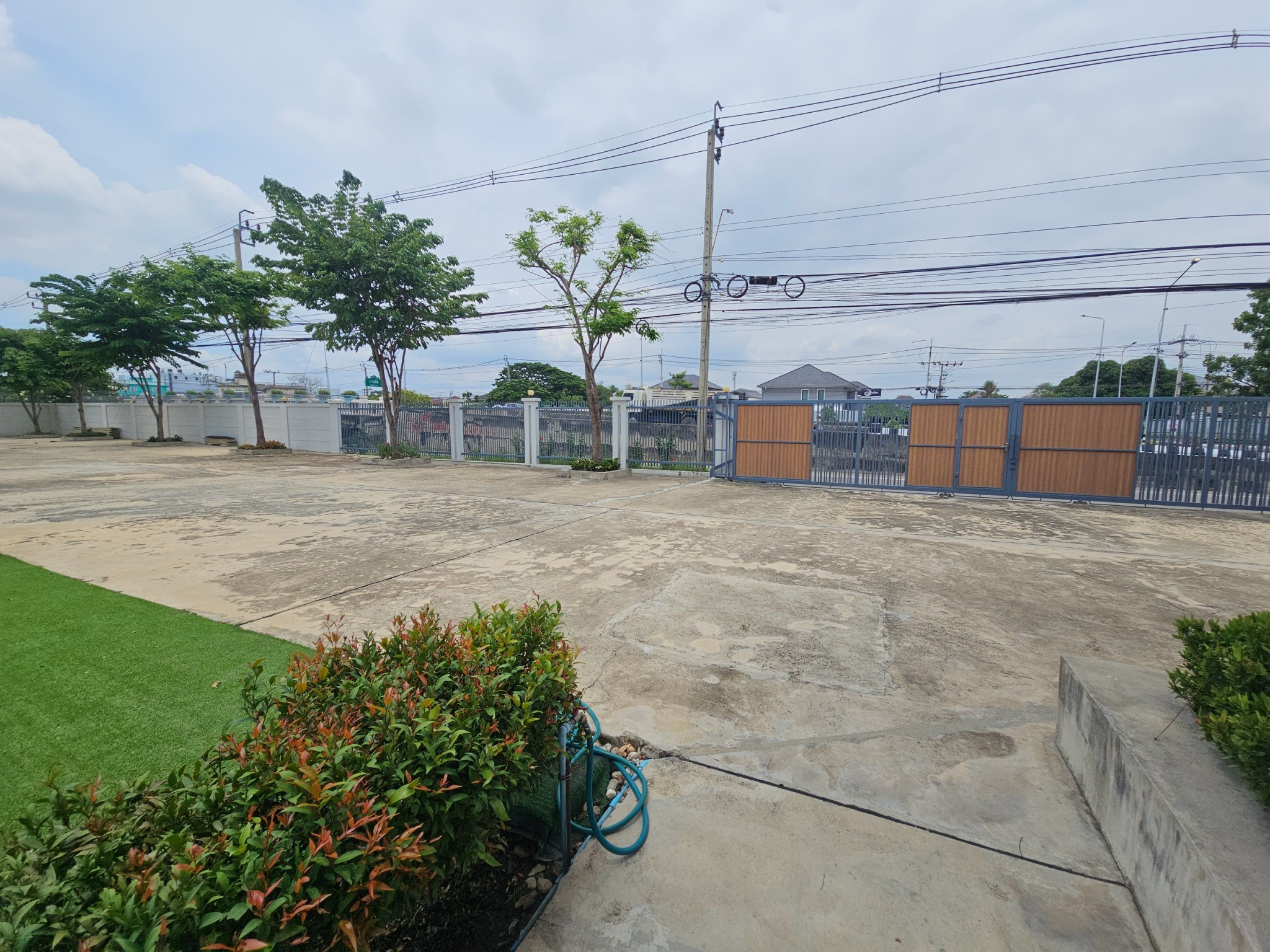 ให้เช่าที่ดินพร้อมอาคารสำนักงาน หอพักพนักงาน และสิ่งปลูกสร้าง ทำเลพุทธมณฑลสาย 1