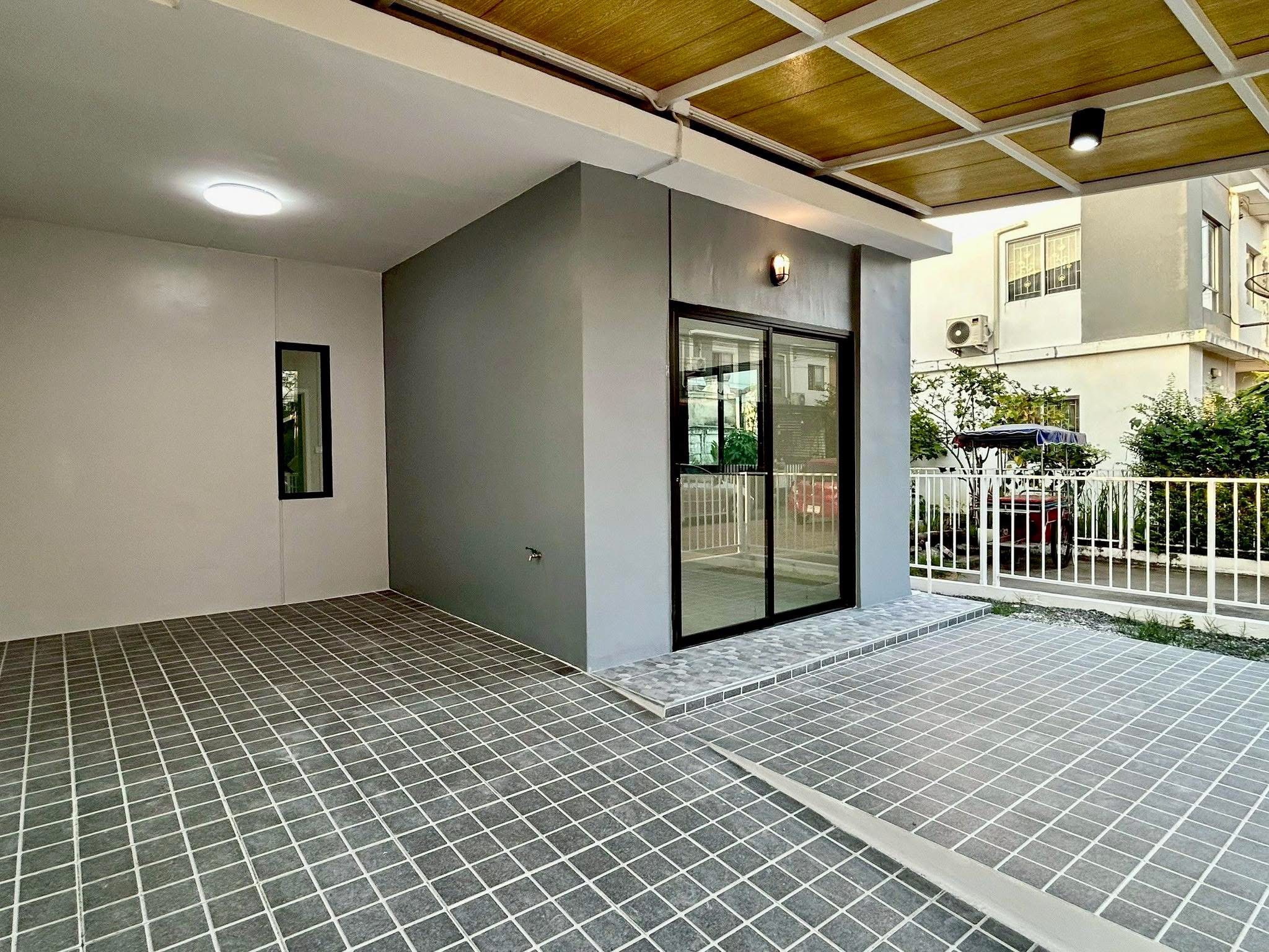 ????RealEstate 905-46   ✨ รีโนเวทใหม่เอี่ยมทั้งหลัง ดีไซน์โปร่งสบาย ได้พื้นที่ส่วนตัวหลังมุมเนื้อที่กว้าง 24 ตร.ว. แหล่งชุมชนเดินทางสะดวกเชื่อมต่อคลองหลวง-รังสิต พร้อม