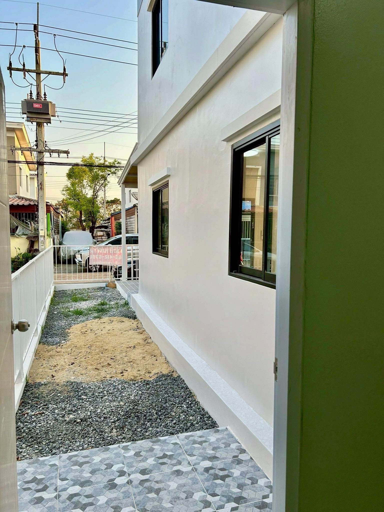????RealEstate 905-46   ✨ รีโนเวทใหม่เอี่ยมทั้งหลัง ดีไซน์โปร่งสบาย ได้พื้นที่ส่วนตัวหลังมุมเนื้อที่กว้าง 24 ตร.ว. แหล่งชุมชนเดินทางสะดวกเชื่อมต่อคลองหลวง-รังสิต พร้อม