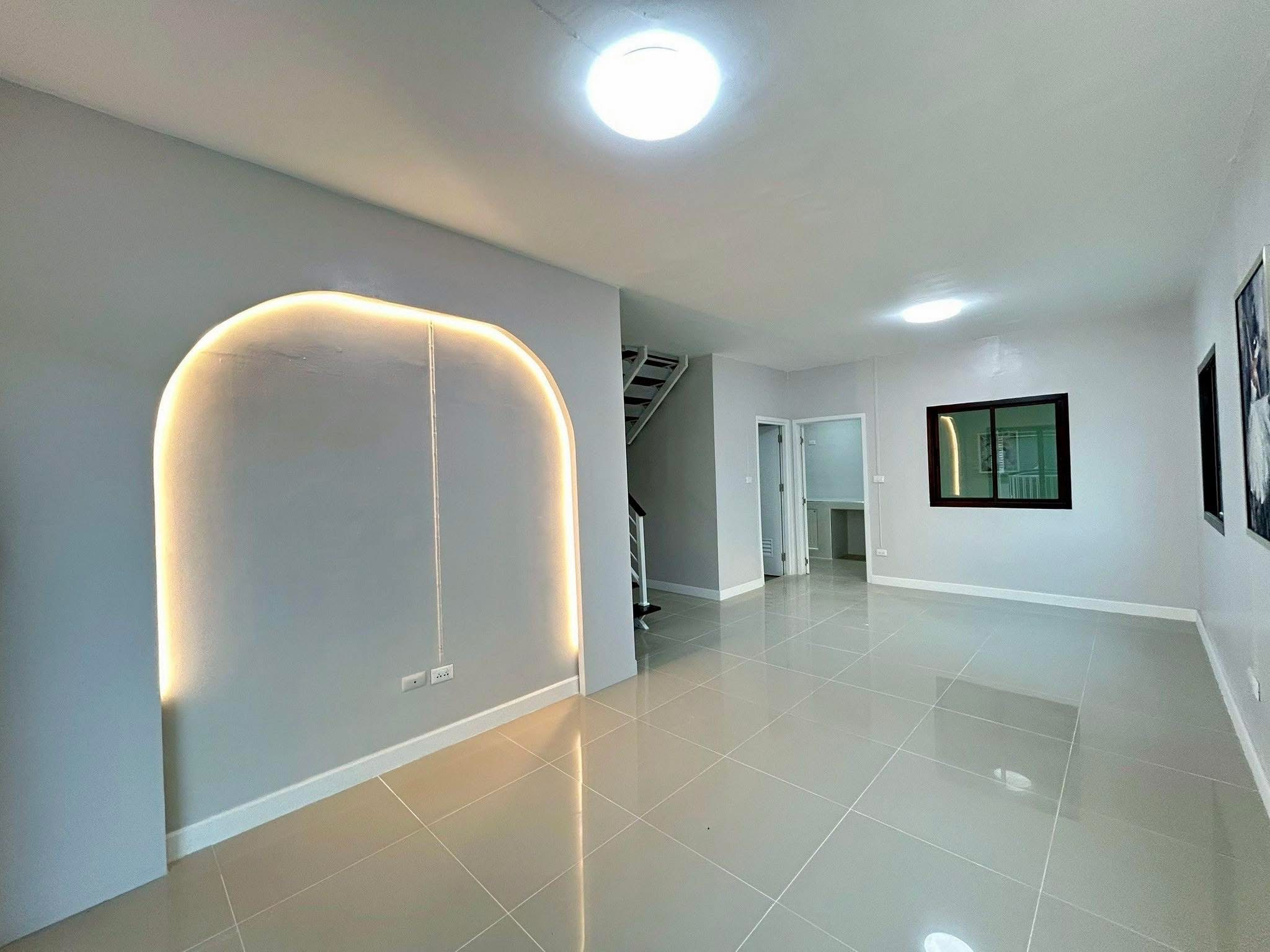 ????RealEstate 905-46   ✨ รีโนเวทใหม่เอี่ยมทั้งหลัง ดีไซน์โปร่งสบาย ได้พื้นที่ส่วนตัวหลังมุมเนื้อที่กว้าง 24 ตร.ว. แหล่งชุมชนเดินทางสะดวกเชื่อมต่อคลองหลวง-รังสิต พร้อม