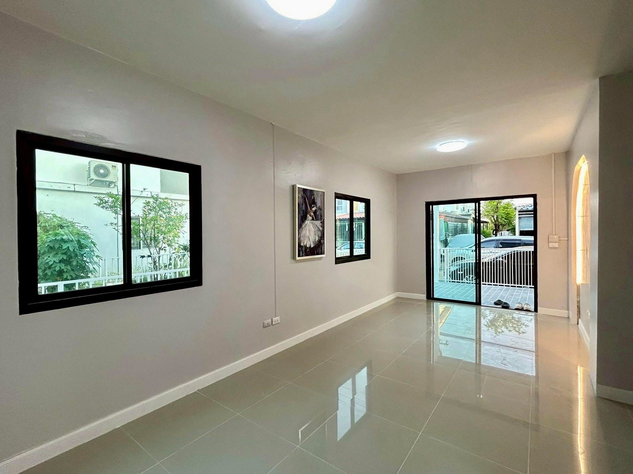 ????RealEstate 905-46   ✨ รีโนเวทใหม่เอี่ยมทั้งหลัง ดีไซน์โปร่งสบาย ได้พื้นที่ส่วนตัวหลังมุมเนื้อที่กว้าง 24 ตร.ว. แหล่งชุมชนเดินทางสะดวกเชื่อมต่อคลองหลวง-รังสิต พร้อม