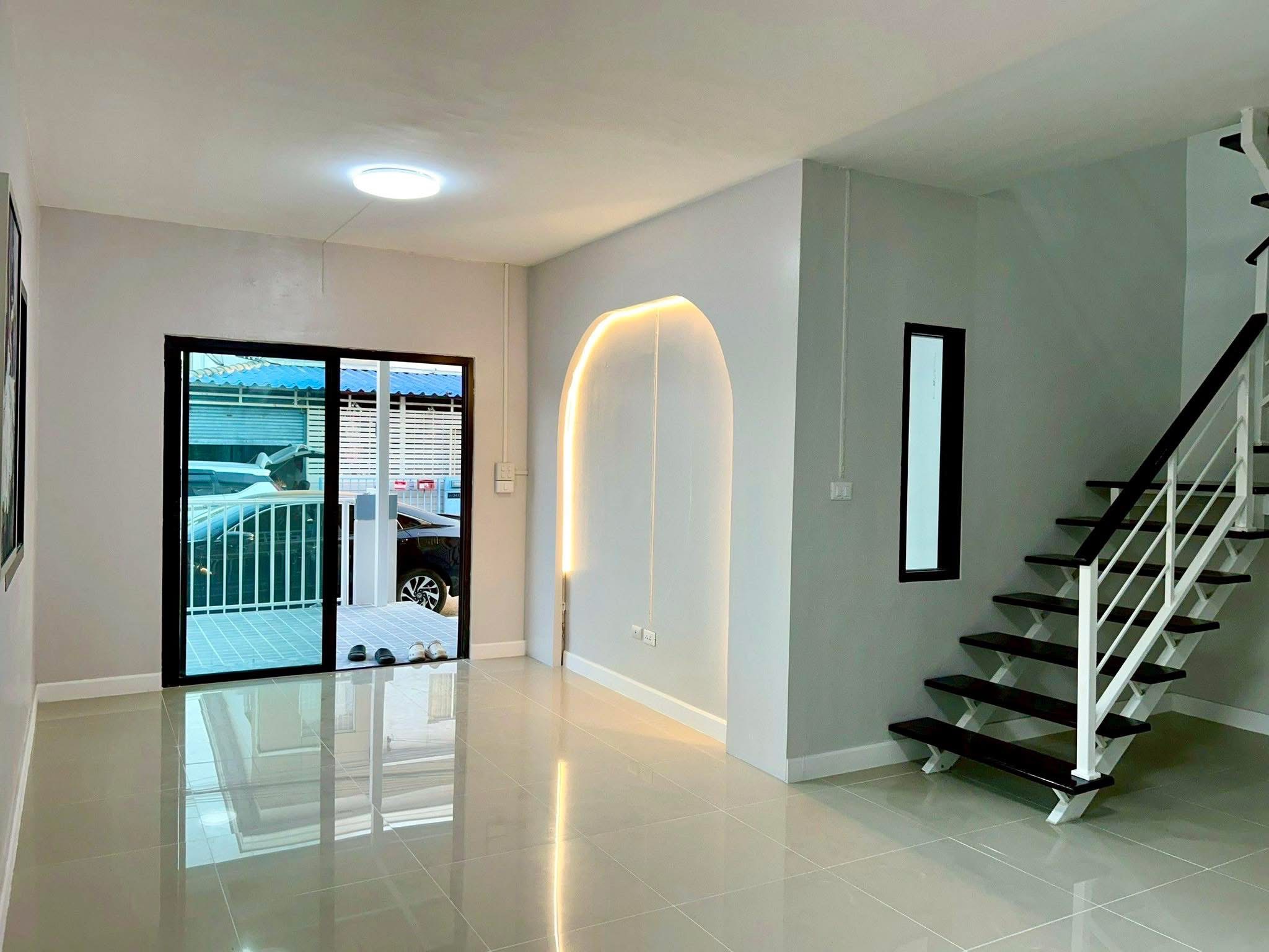 ????RealEstate 905-46   ✨ รีโนเวทใหม่เอี่ยมทั้งหลัง ดีไซน์โปร่งสบาย ได้พื้นที่ส่วนตัวหลังมุมเนื้อที่กว้าง 24 ตร.ว. แหล่งชุมชนเดินทางสะดวกเชื่อมต่อคลองหลวง-รังสิต พร้อม